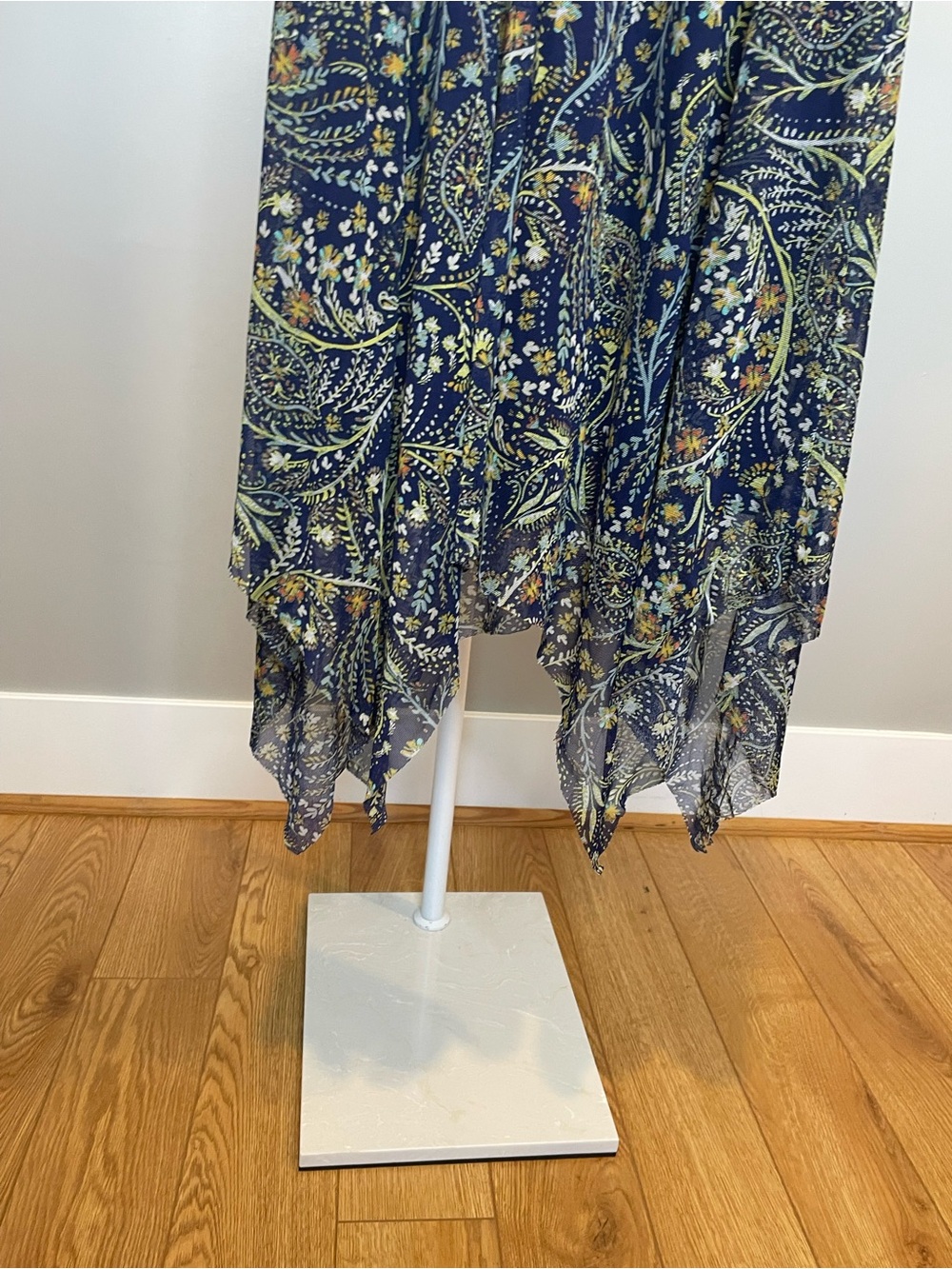 Harlow & Rose Navy Paisley Midi Dress with V-Neck and Flutter Sleeves - Medium - Picture 5 of 5